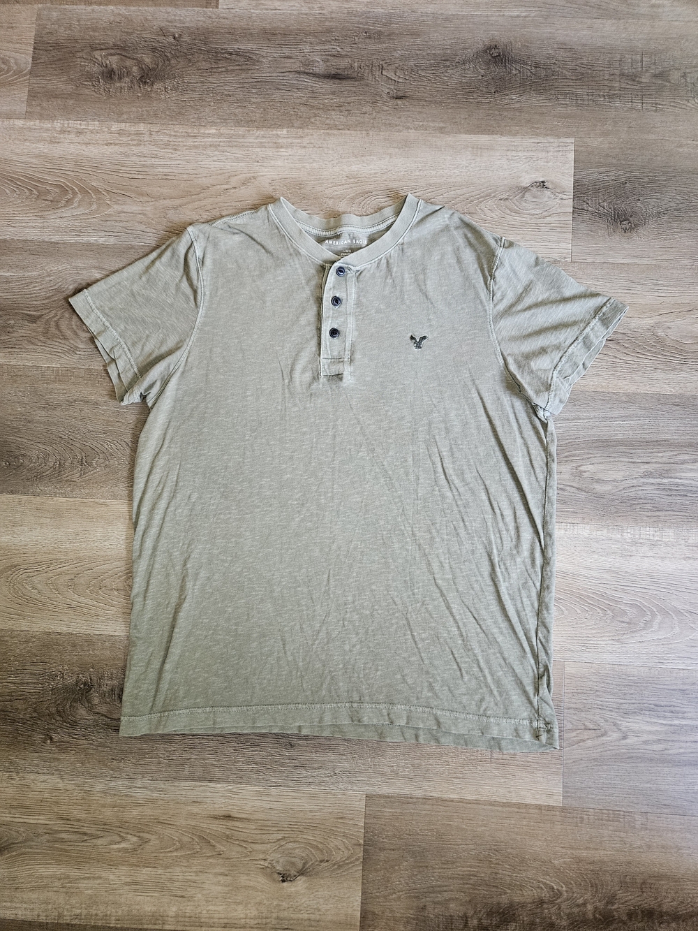 American Eagle Men's Short-Sleeve Henley Shirt in Light Olive Size L